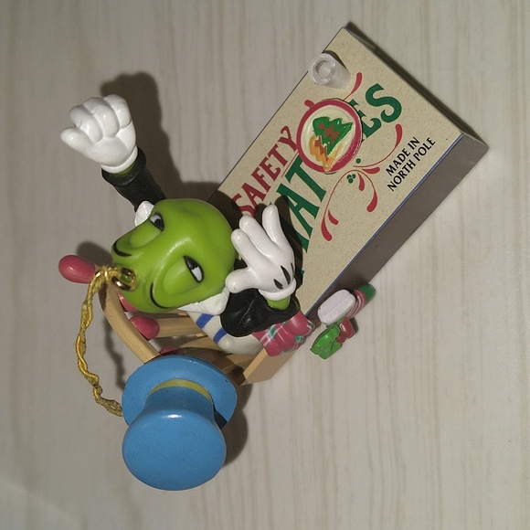 Vintage 1995 Pinocchio Jiminy Cricket "All Tucked In" Ornament Enesco - Picture 2 of 5